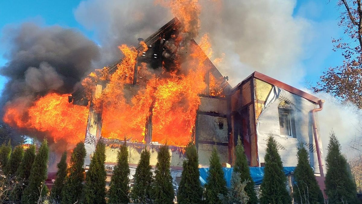 Hasiči při požáru chaty v Jedovnici pomohli dvěma zraněným lidem